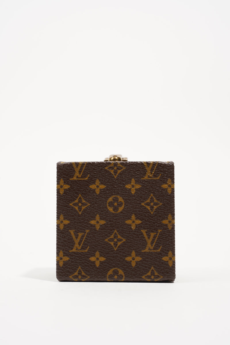 A wallet and a pen case from Louis Vuitton. - Bukowskis