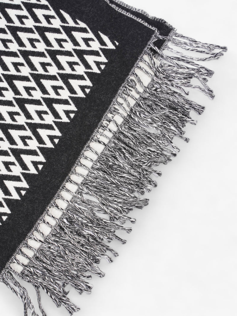  V Print Fringed Scarf Black / White Wool