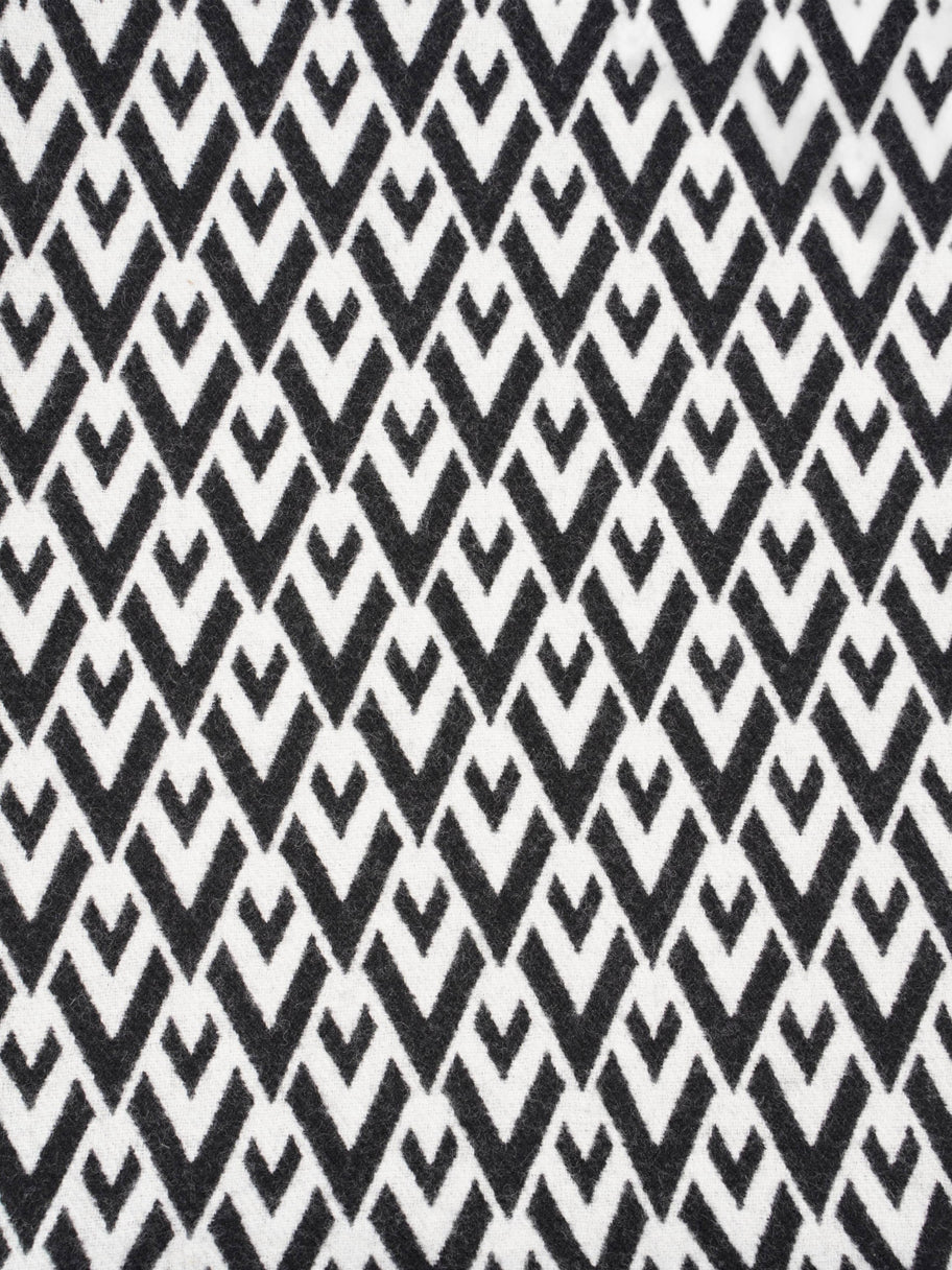 V Print Fringed Scarf Black / White Wool Image 3