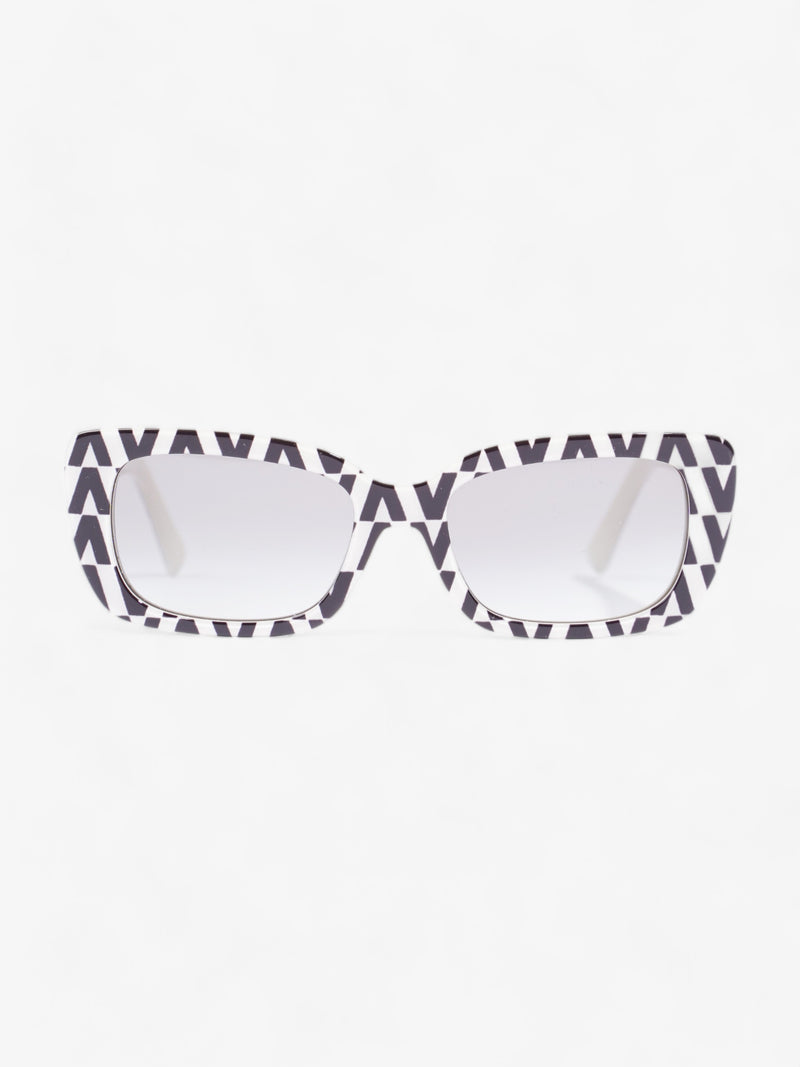  Rectangular Framed Sunglasses 4096 Black / White Acetate 140