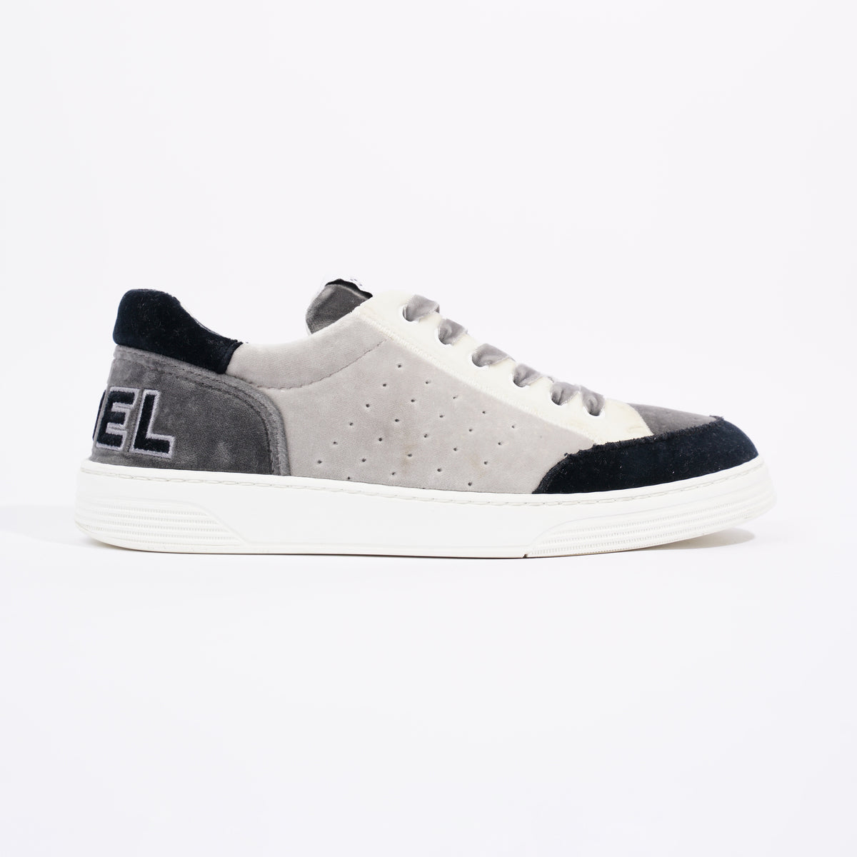 Louis Vuitton Womens #54 Sneaker Black White EU 37 / UK 4 – Luxe Collective