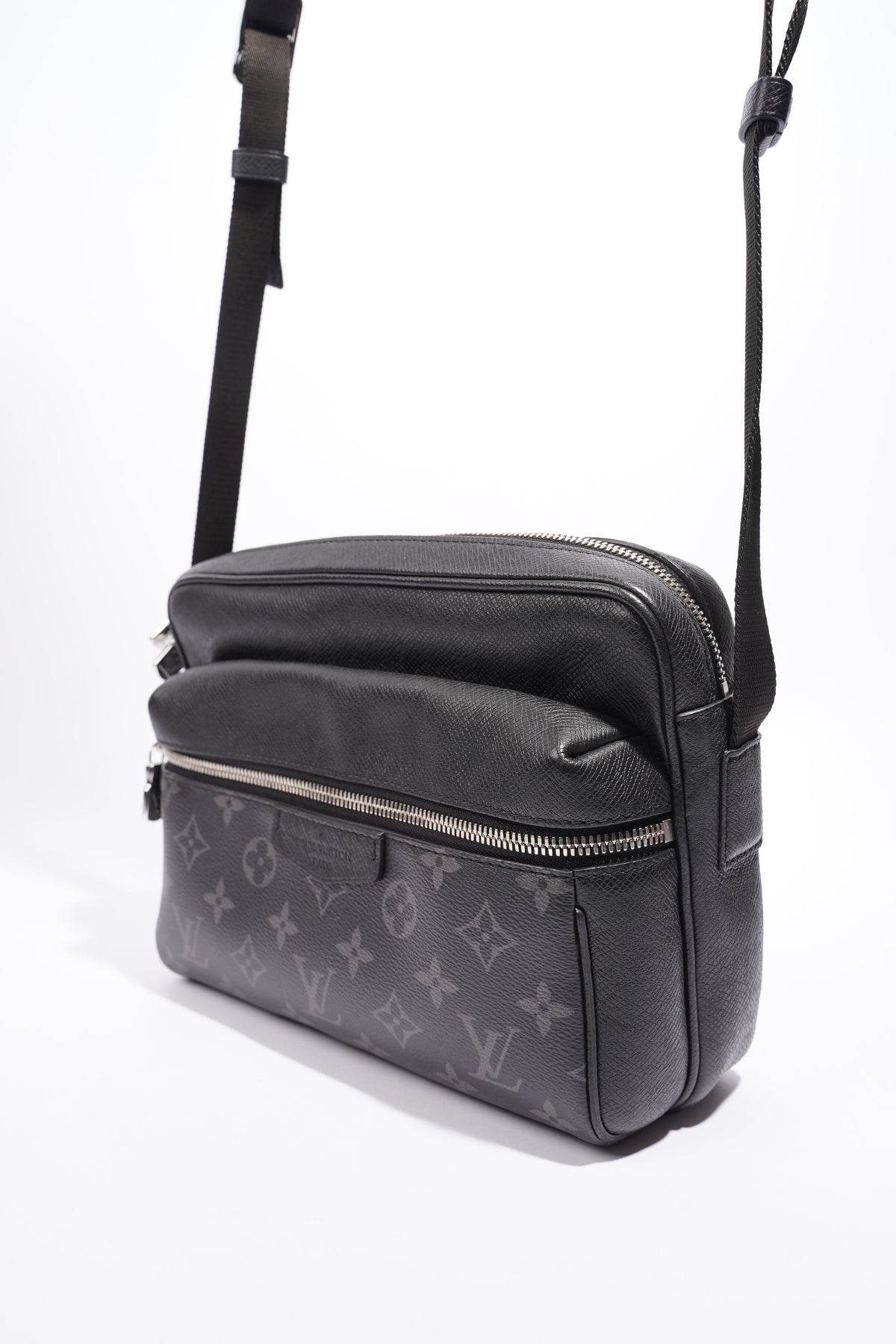 Outdoor messenger bag sales louis vuitton