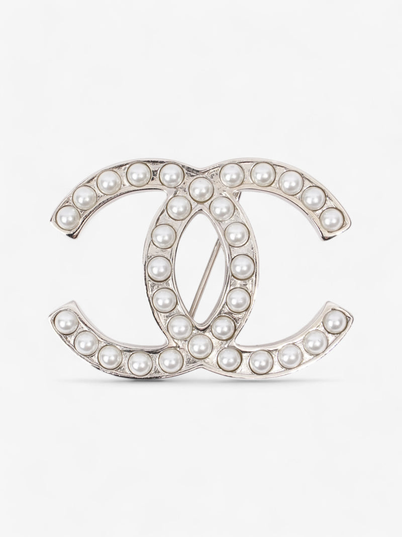  Chanel Interlocking CC Brooch Silver / Pearl Base Metal