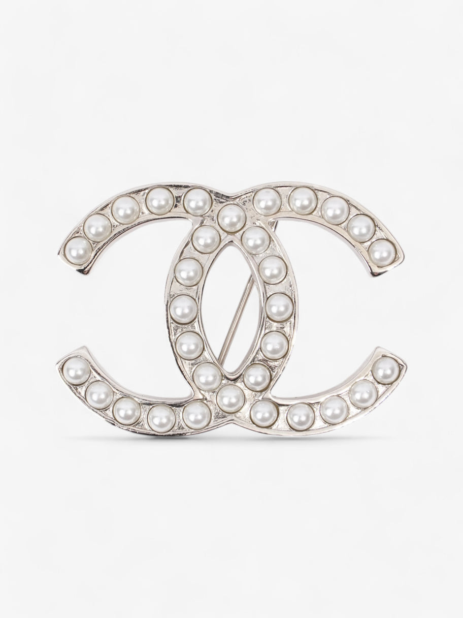 Chanel Interlocking CC Brooch Silver / Pearl Base Metal Image 1