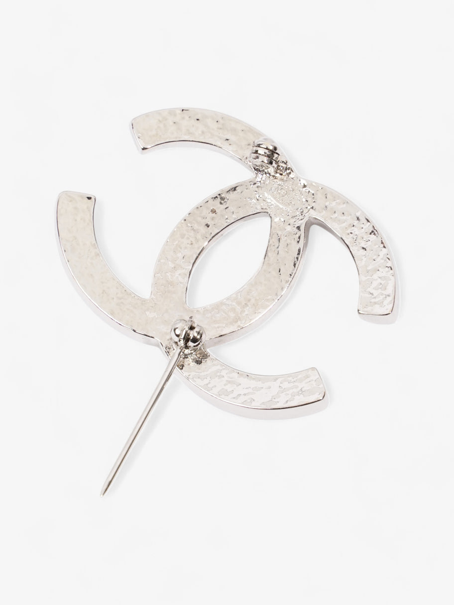 Chanel Interlocking CC Brooch Silver / Pearl Base Metal Image 3