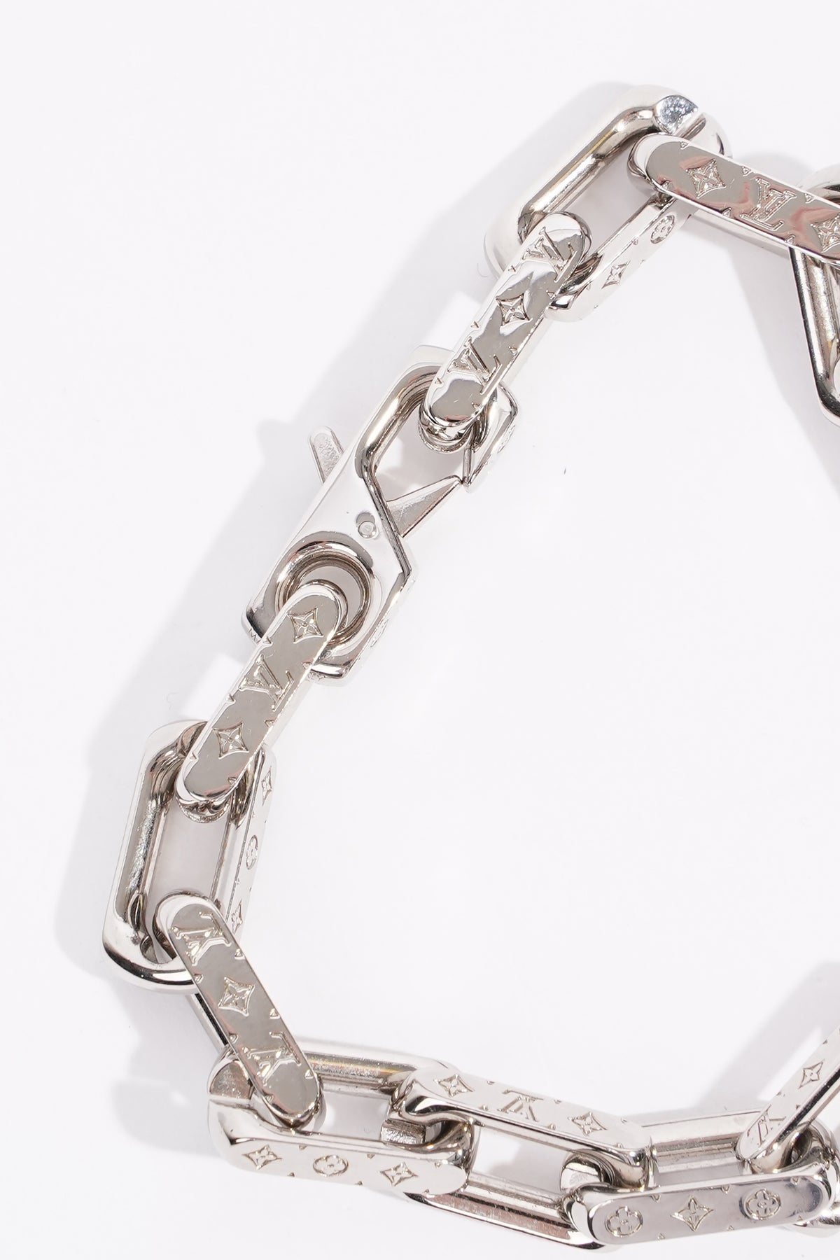 LOUIS VUITTON Monogram Chain Bracelet Silver Metal. Size L