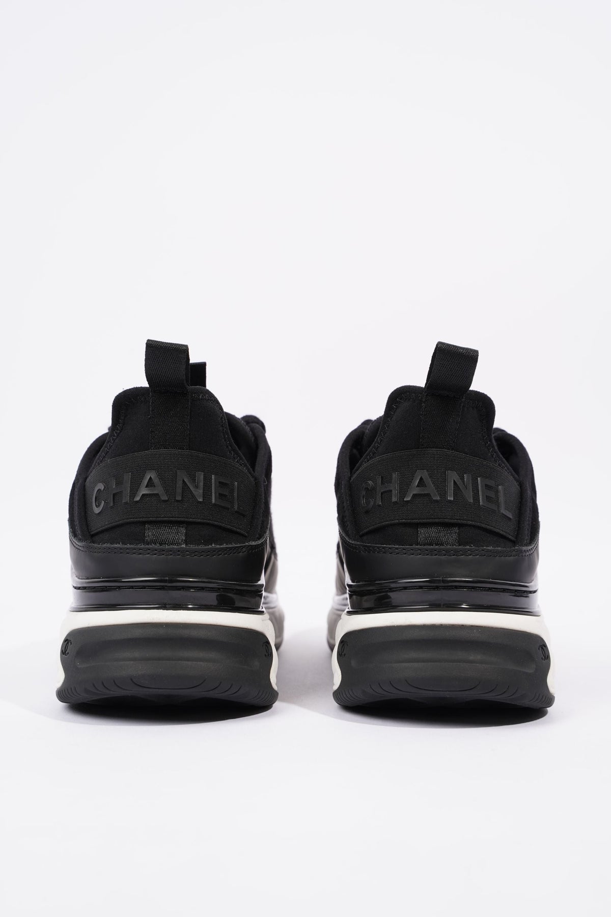 Chanel CC Logo Runners Black / White EU 40 / UK 7 – Luxe Collective