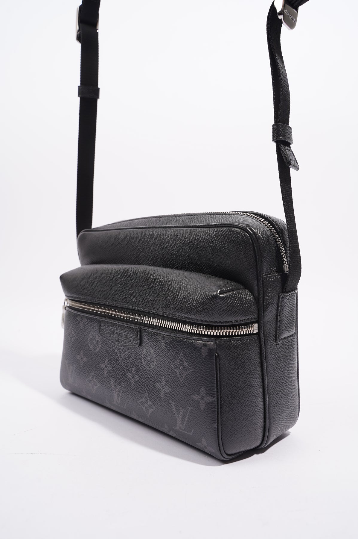 Louis Vuitton 2020 Monogram Eclipse Outdoor Messenger Bag – Oliver