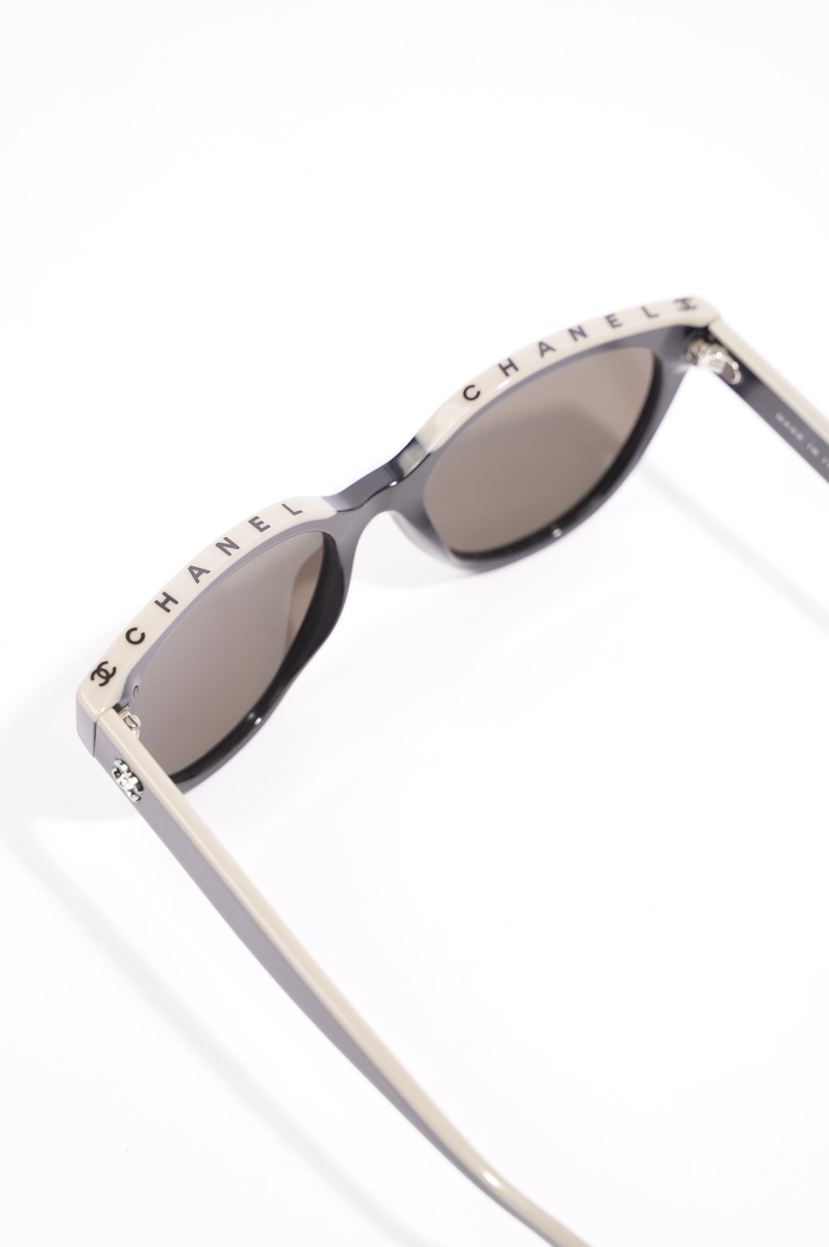 Louis Vuitton My Monogram Cat Eye Sunglasses Black Acetate. Size E