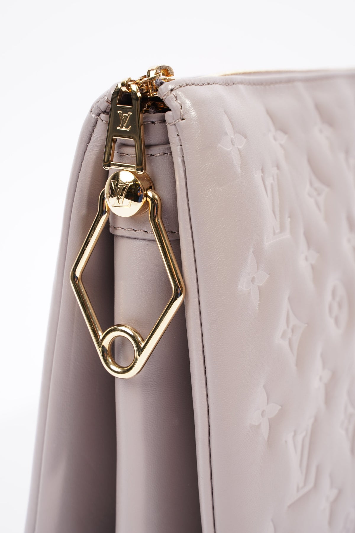 Louis Vuitton LV Coussin MM grey New Leather ref.679975 - Joli Closet