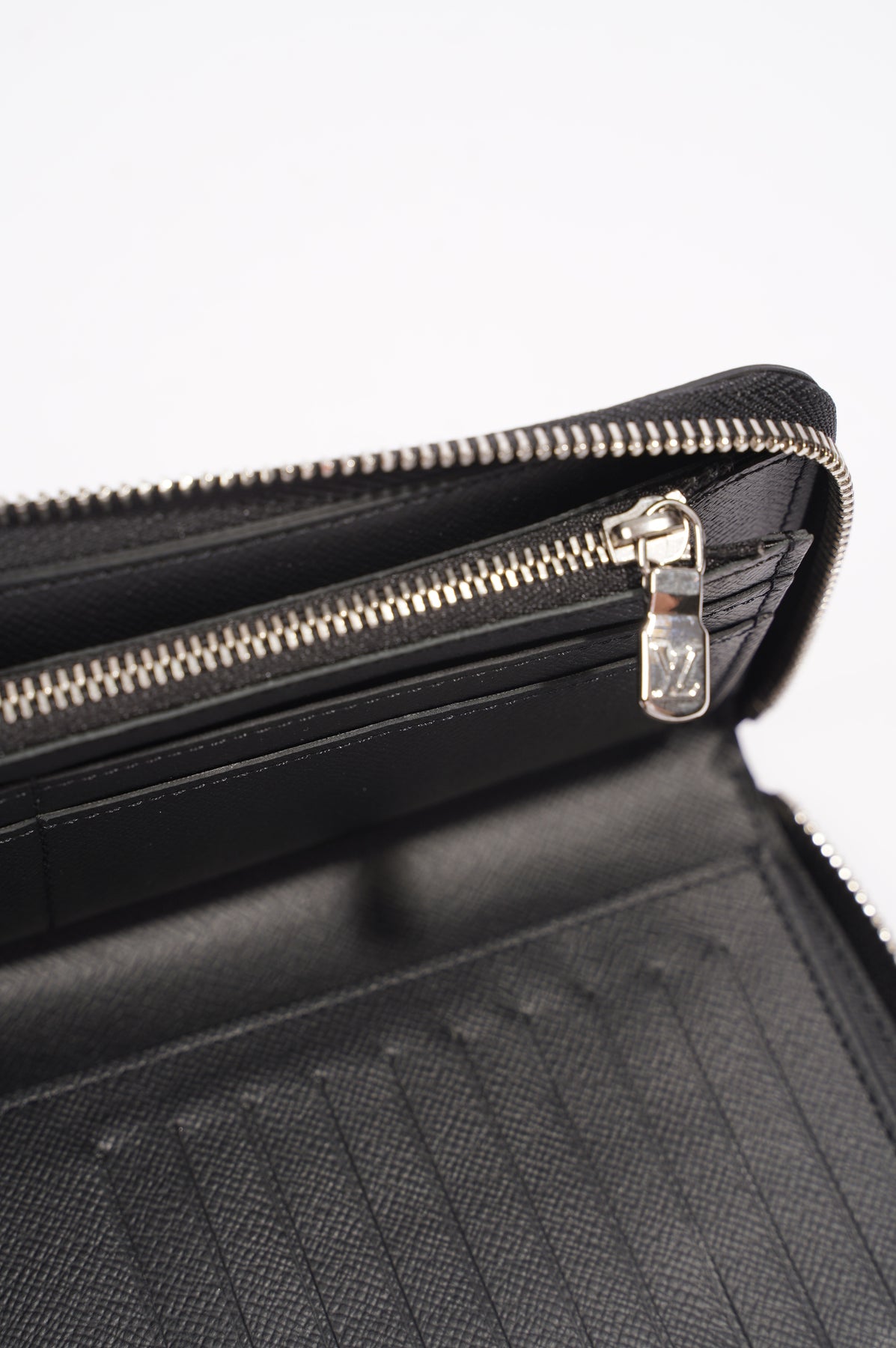 Louis Vuitton® Zippy Wallet Vertical Graphite. Size