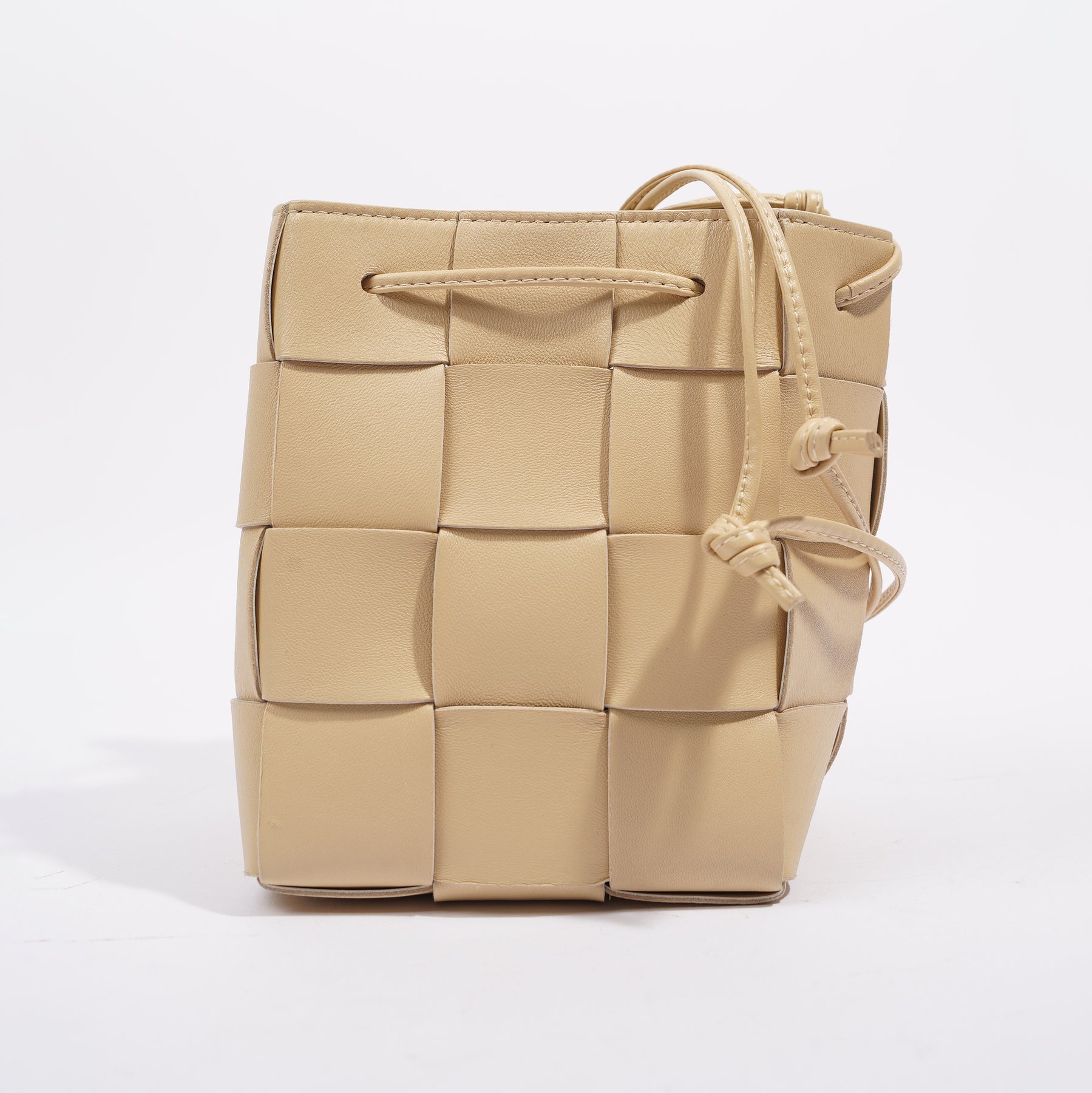 Bottega Veneta Womens Cassette Bucket Bag Porridge Small – Luxe
