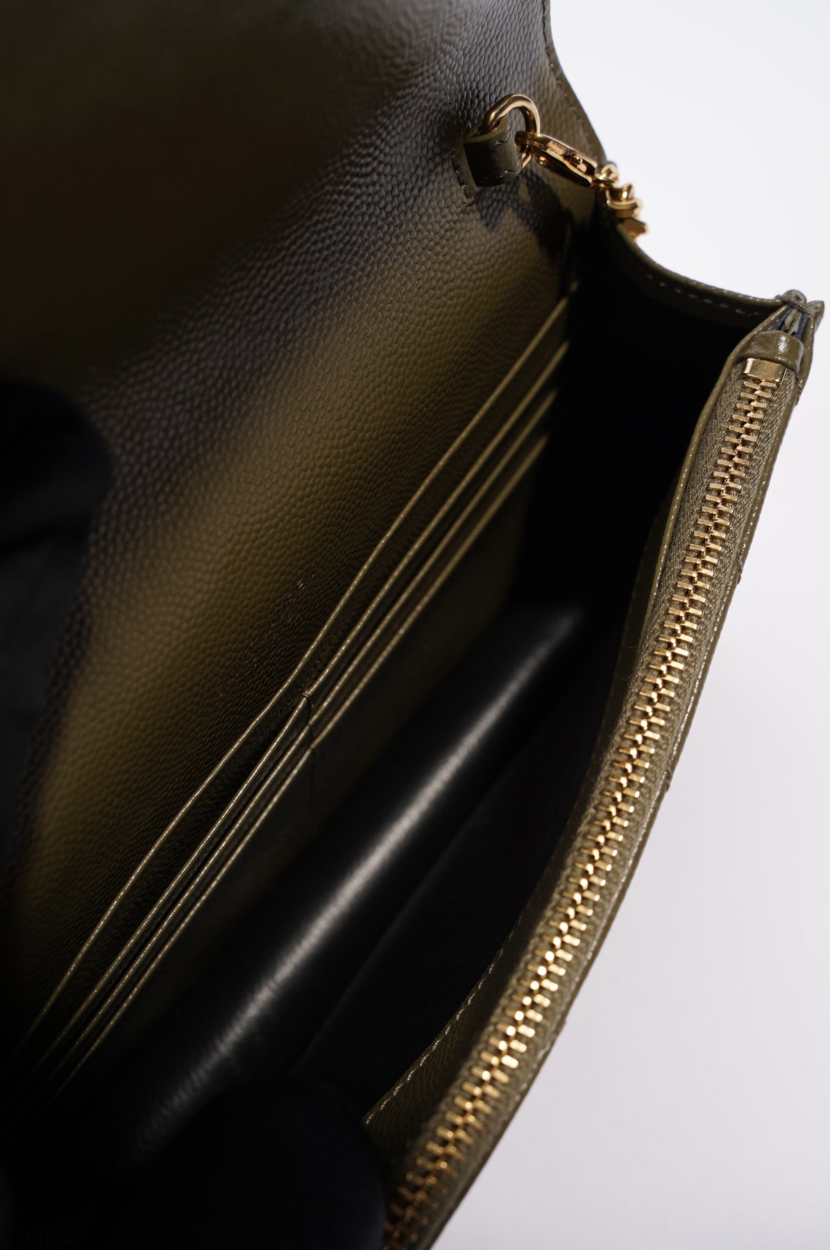 CASSANDRE Envelope chain wallet in metallized leather