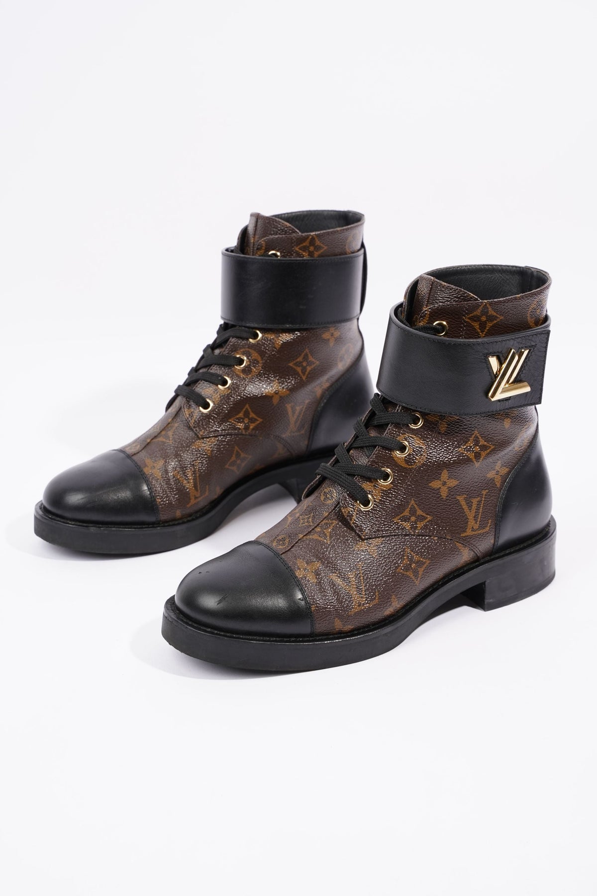 Pre-owned Louis Vuitton Wonderland Leather Lace Up Boots In Black