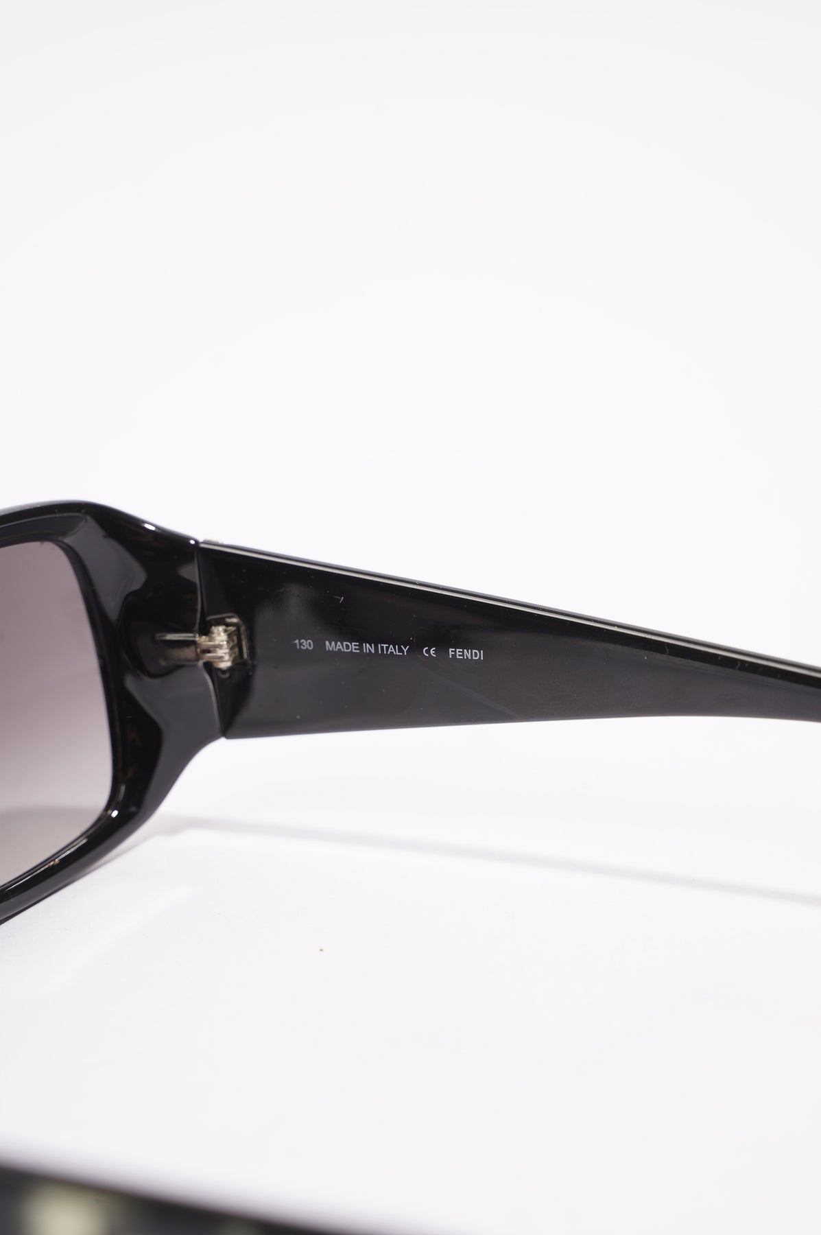 FENDI LOGO Black Sunglasses – PRET-A-BEAUTE