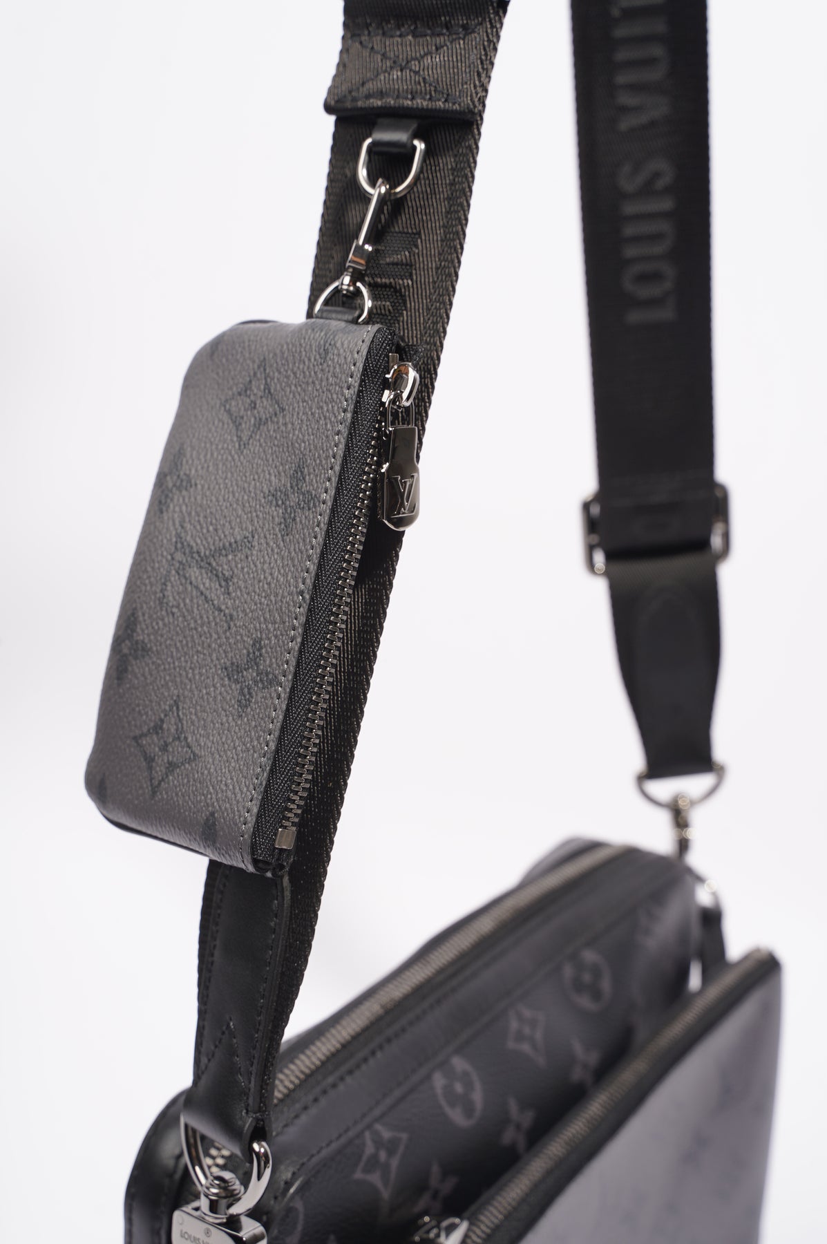 Louis Vuitton Men Tri Messenger Bag for Sale in San Diego, CA