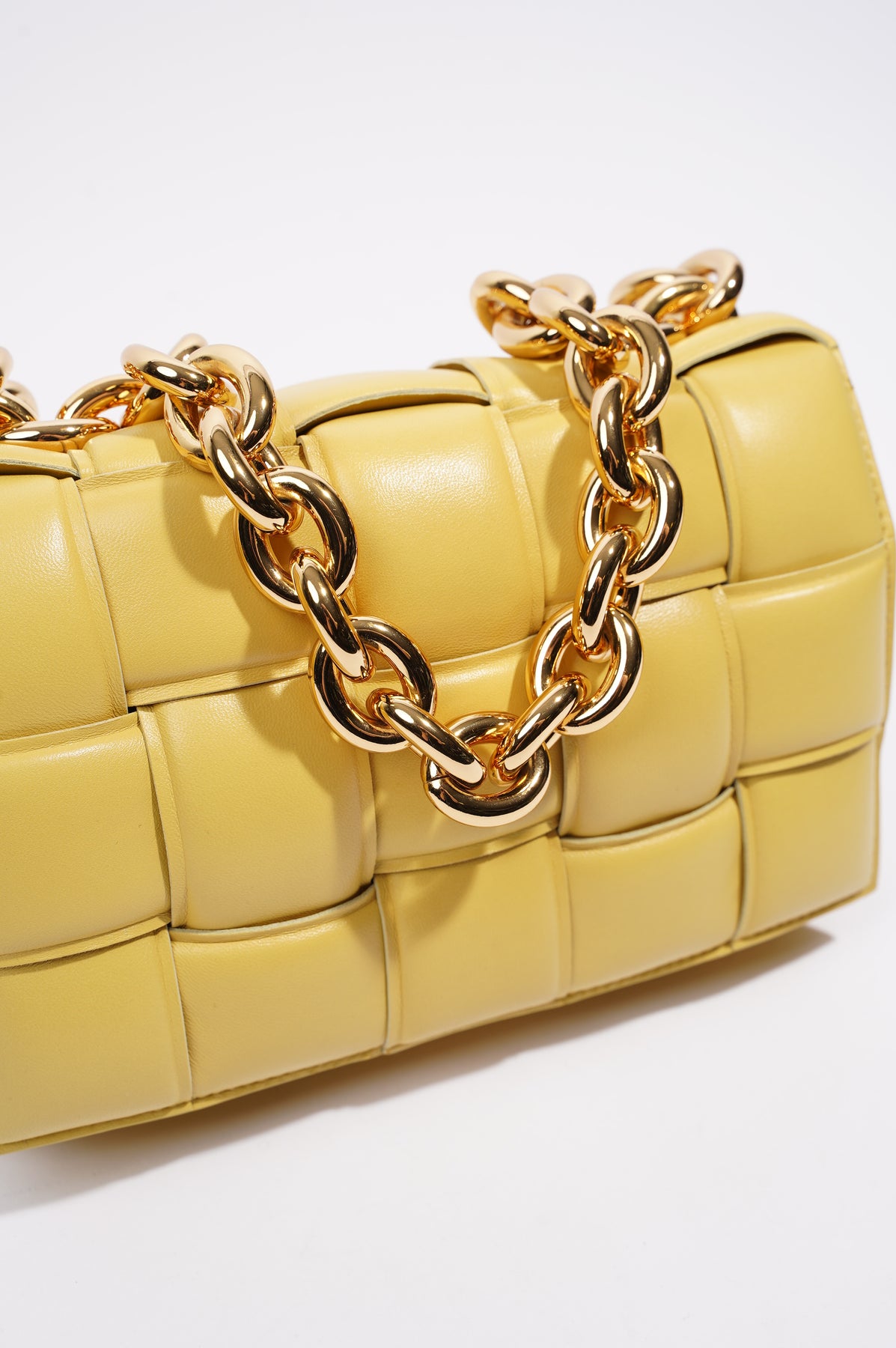 The Sophisticated Appeal of the Bottega Veneta Cassette Bag – LuxUness