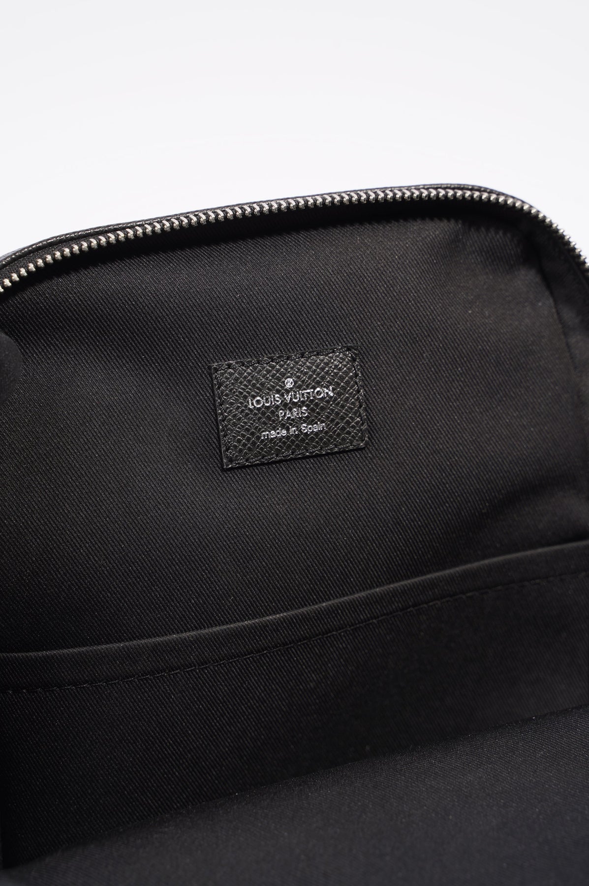 Louis Vuitton® Avenue Slingbag NM Black. Size