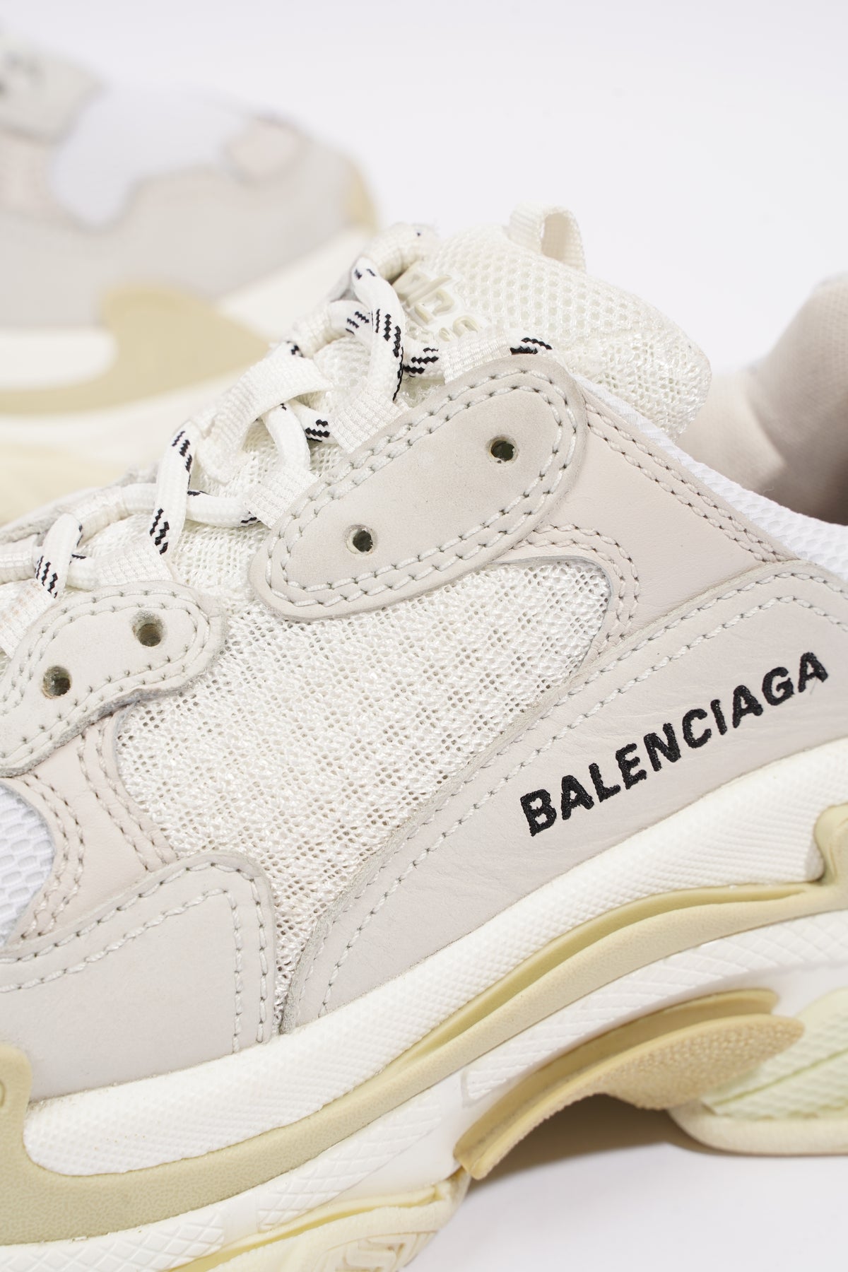 Balenciaga triple s deals white 38