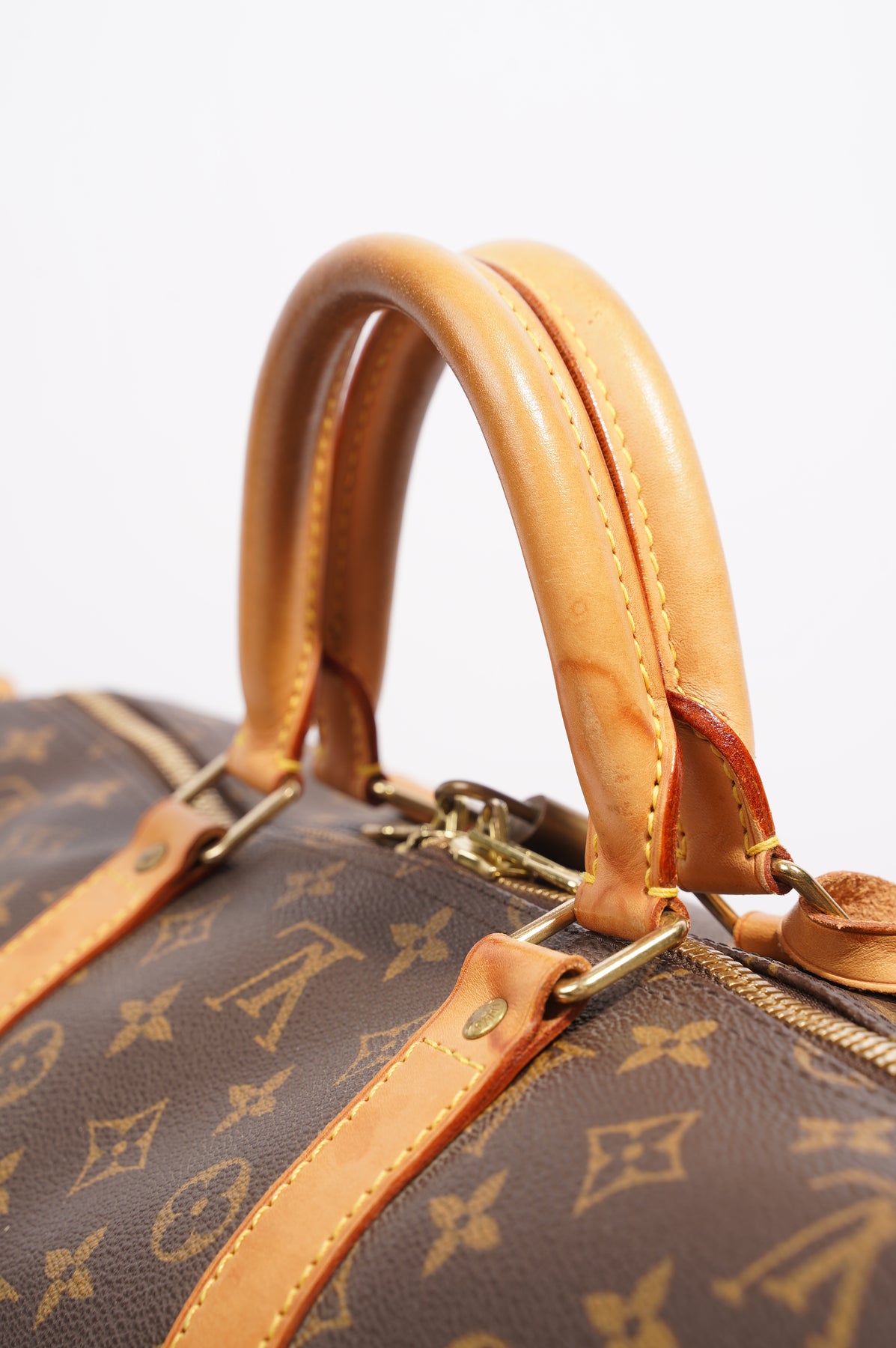 LOUIS VUITTON. Keepall 55 bag in monogram canvas and nat…