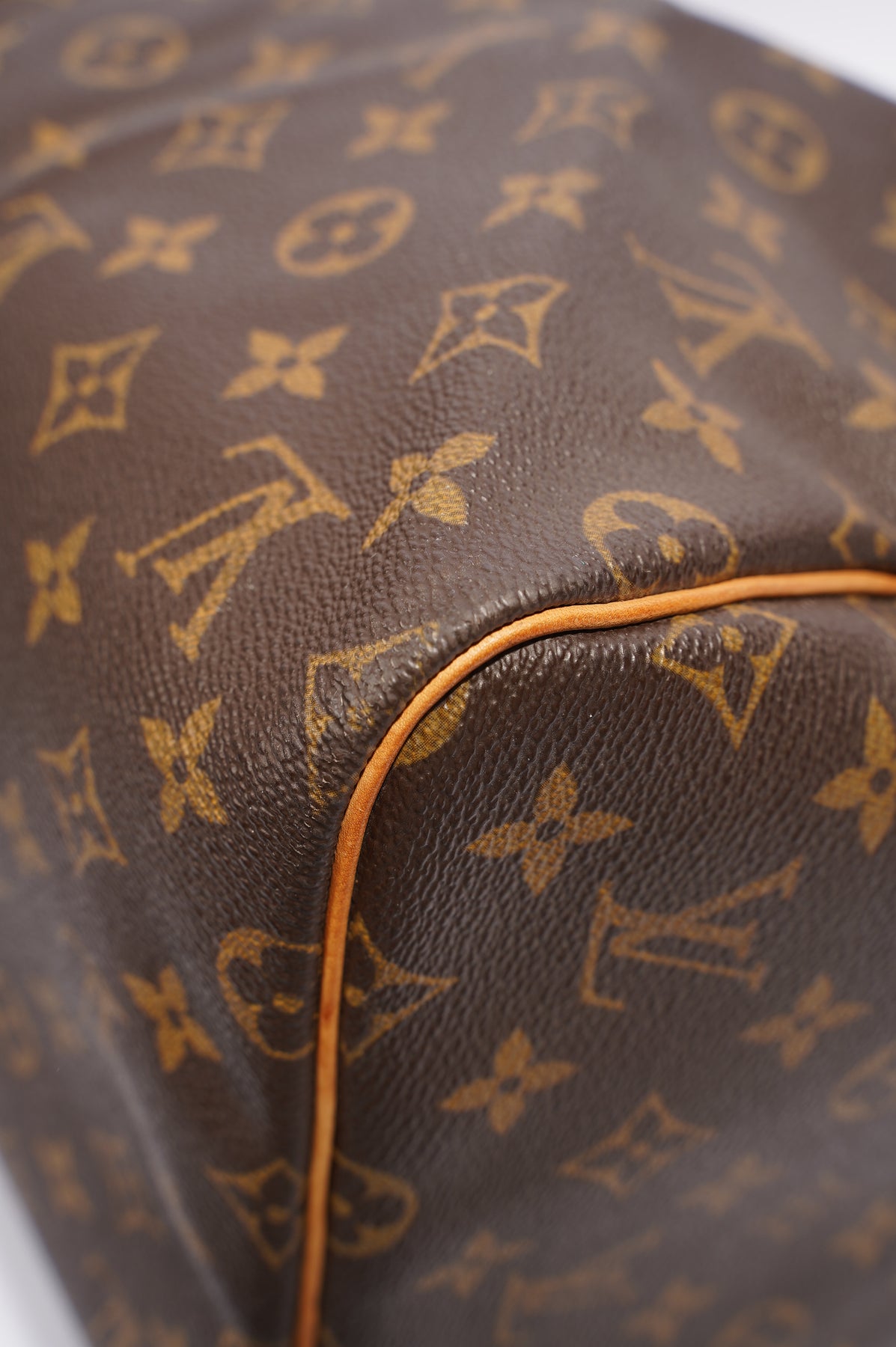 LOUIS VUITTON. Keepall 55 bag in monogram canvas and nat…