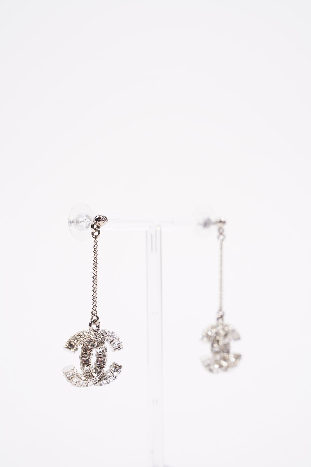 Chanel 05A Crystal CC Pearl Drop Earrings – Celebrity Owned