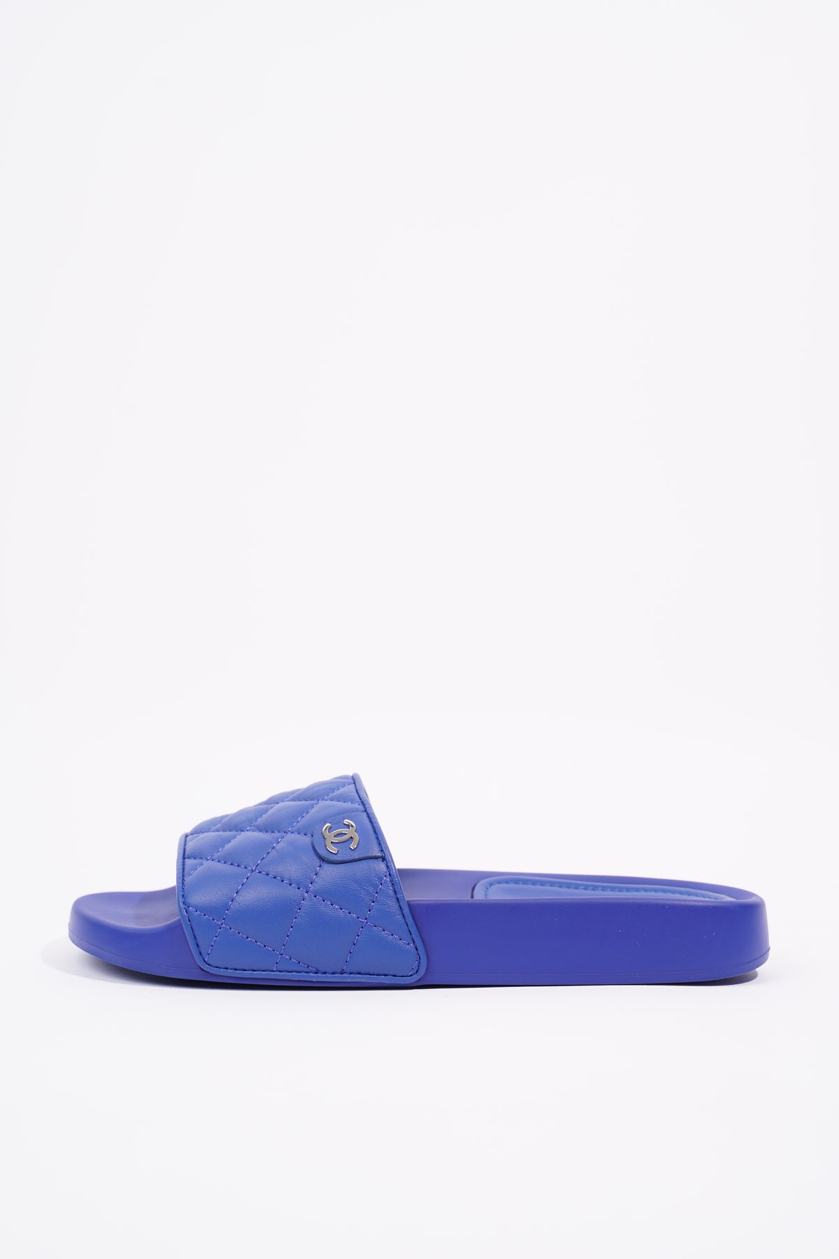 Chanel Womens Quilted Leather CC Slide Blue EU 35 / UK 2 – Luxe Collective