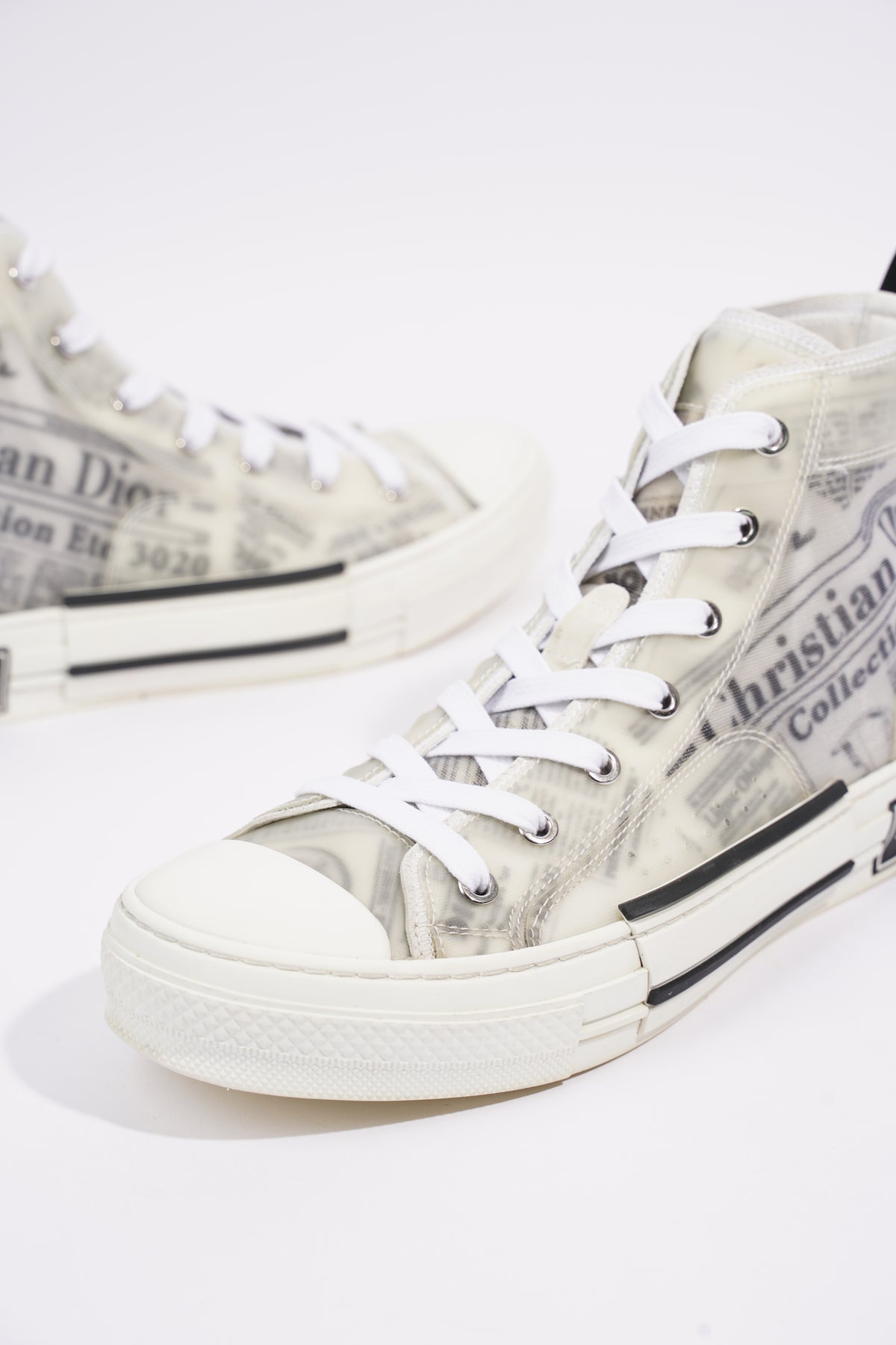 Homme dior sneaker b23 haute toile discount blanche à motif dior and daniel arsham