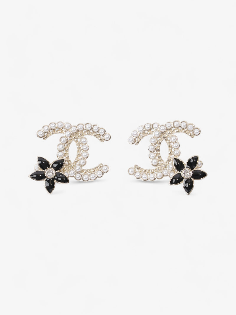  Chanel Flower Pearl CC Earrings Pearl / Black Base Metal