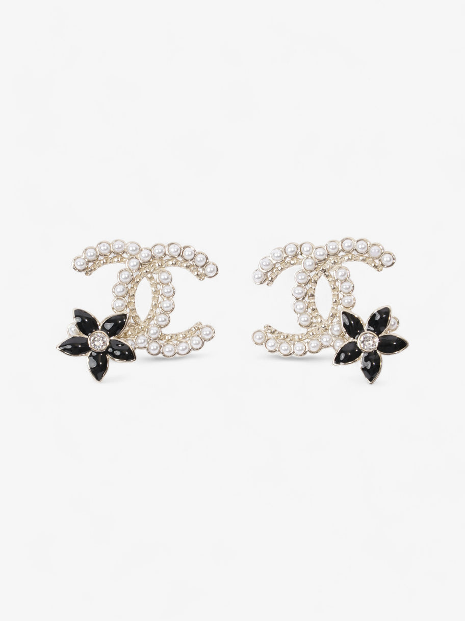 Chanel Flower Pearl CC Earrings Pearl / Black Base Metal Image 1