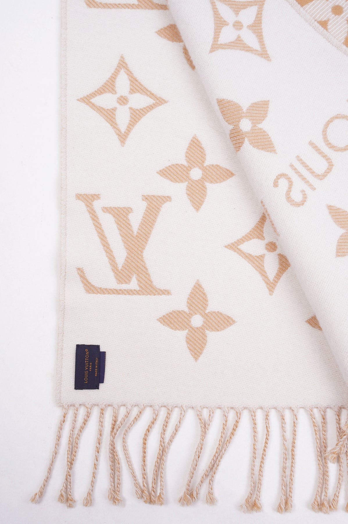 Louis Vuitton Essential Scarf Beige Monogram Wool 186 x 34cm – Luxe  Collective