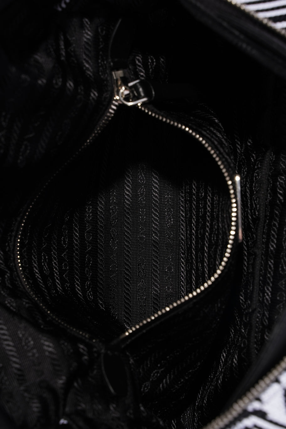 Signaux Jacquard Shoulder Bag Black / White Fabric Image 10
