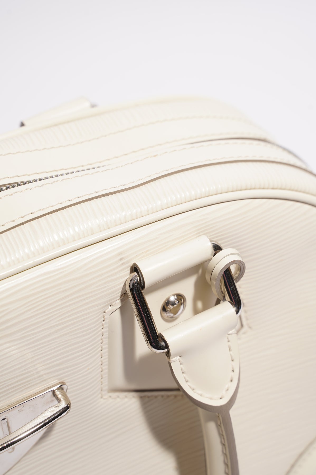 Montaigne leather handbag Louis Vuitton White in Leather - 28960039