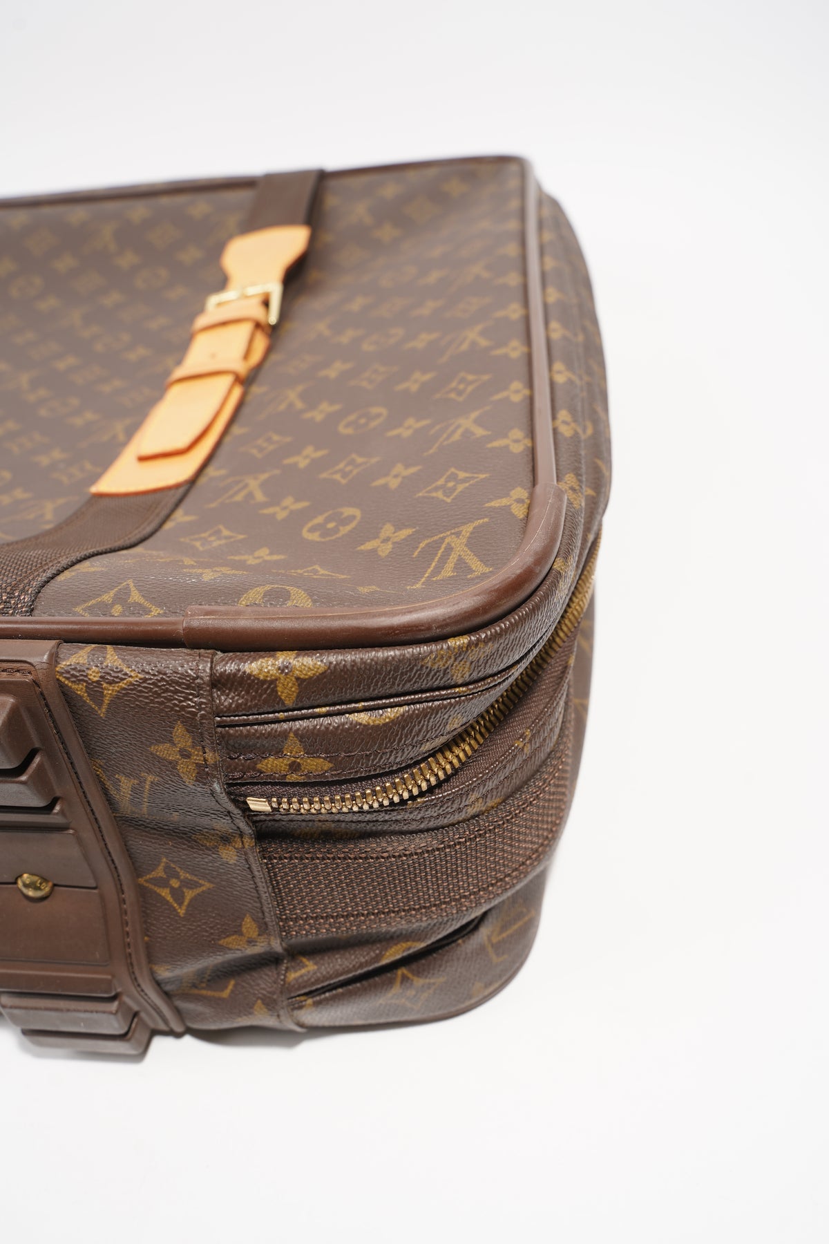 A CLASSIC MONOGRAM CANVAS SATELLITE 60 SUITCASE WITH GOLDEN BRASS