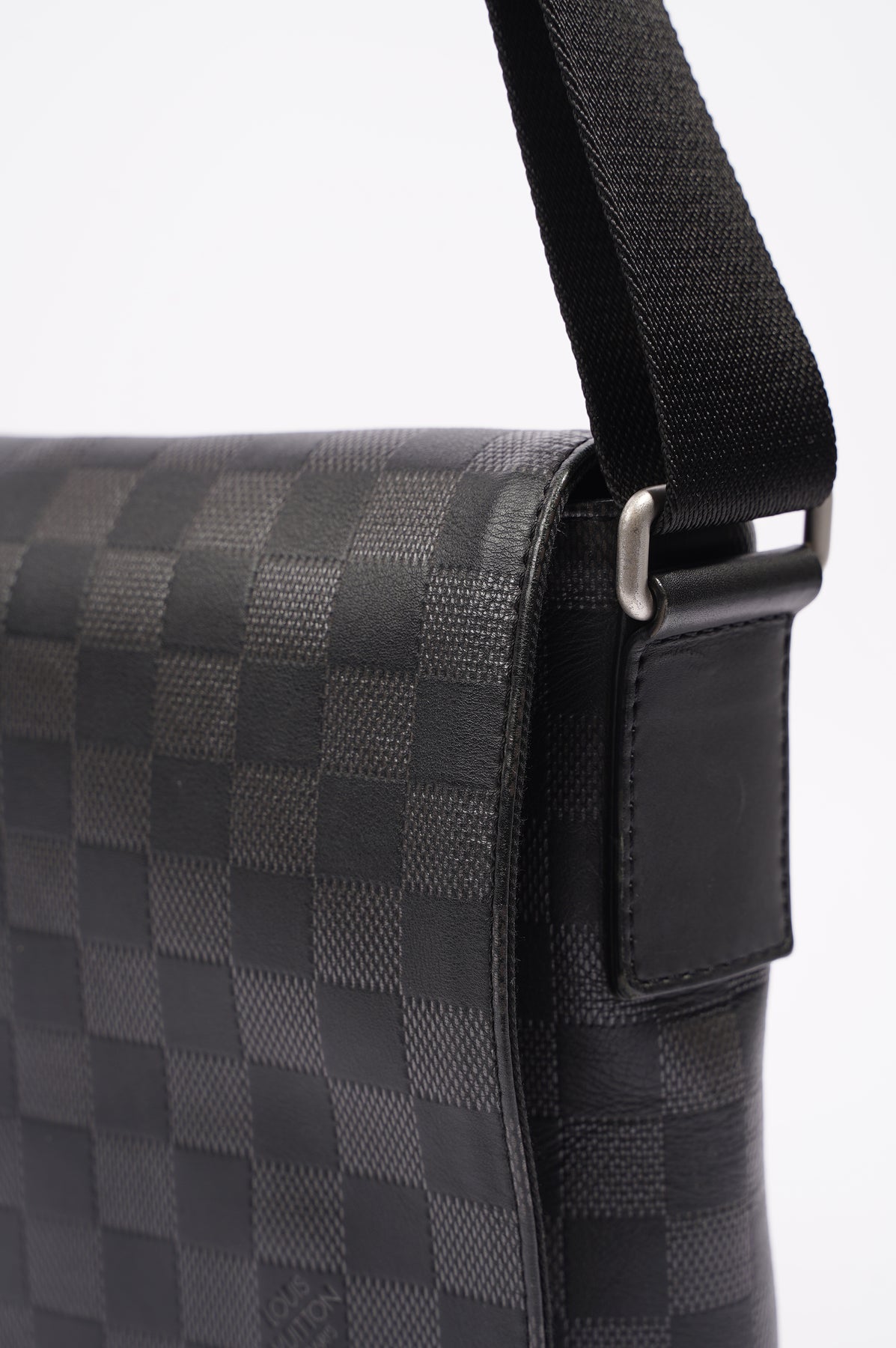 Louis Vuitton Damier Graphite Dayton Reporter MM Messenger Bag (SHF-20 –  LuxeDH