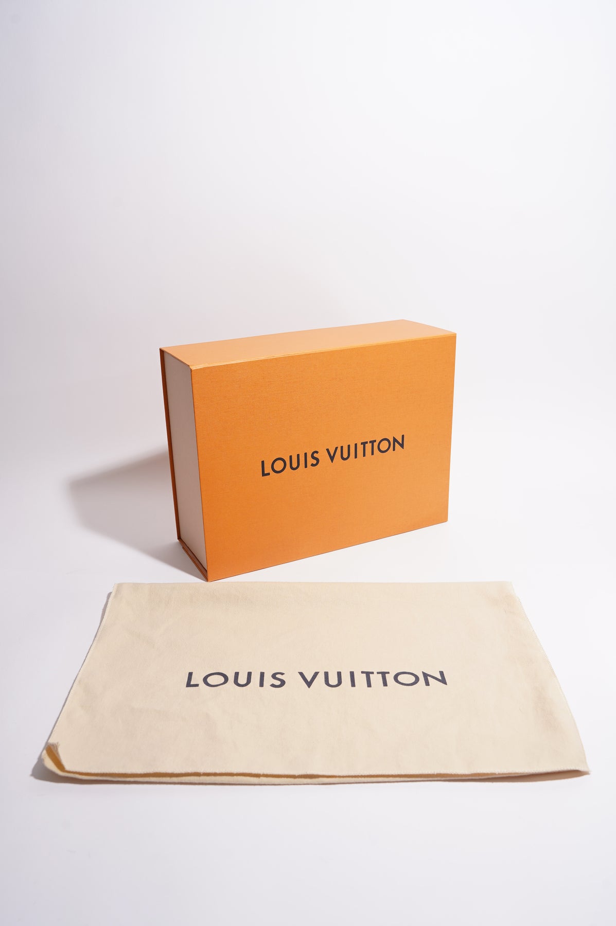 Louis Vuitton LV Men Avenue Sling Bag in Coated Damier Graphique  Canvas-Grey - LULUX