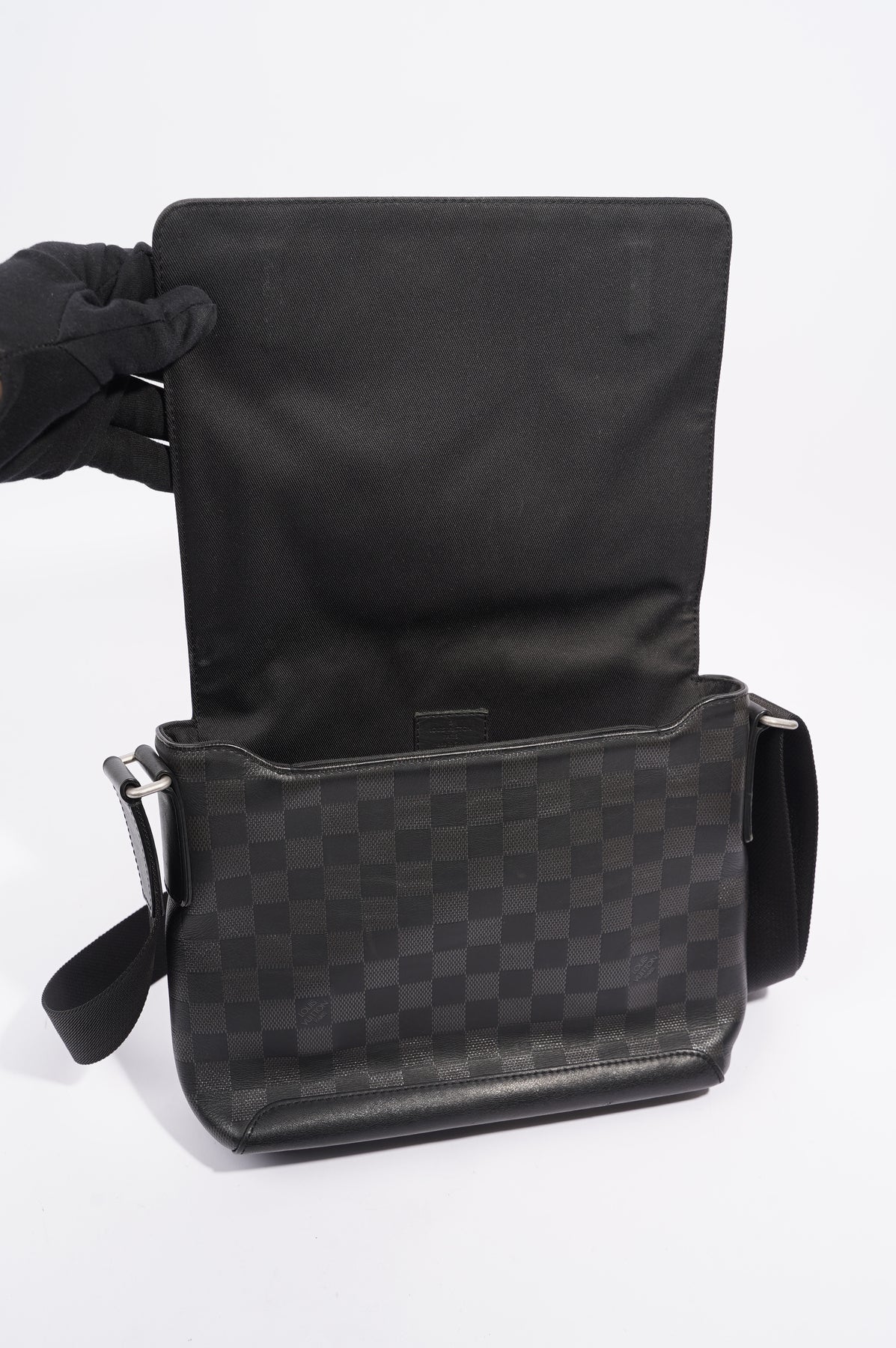 Louis Vuitton Damier Graphite Studio Messenger Bag (SHG-CyqvqX) – LuxeDH