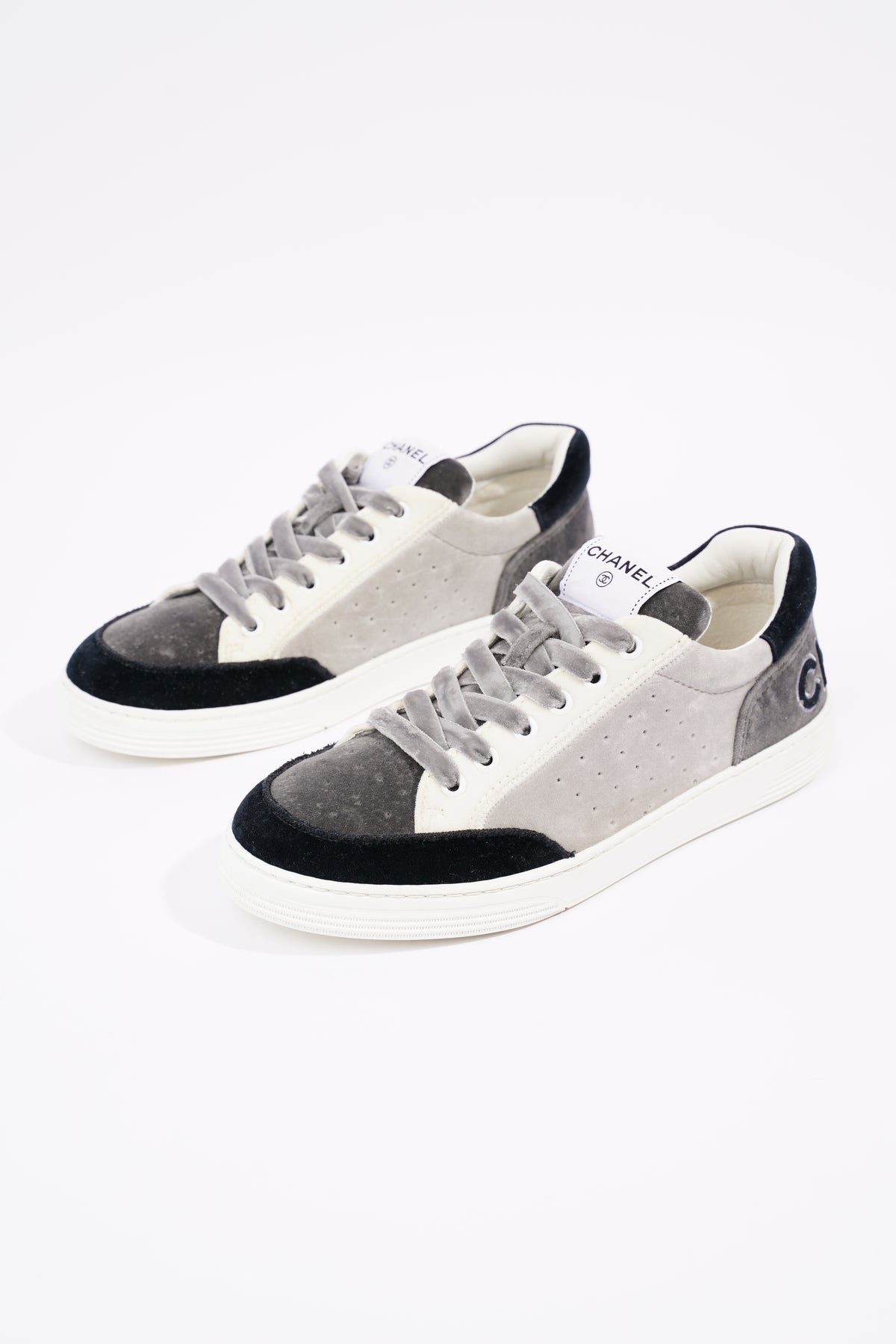 Louis Vuitton Womens #54 Sneaker Black White EU 37 / UK 4 – Luxe Collective