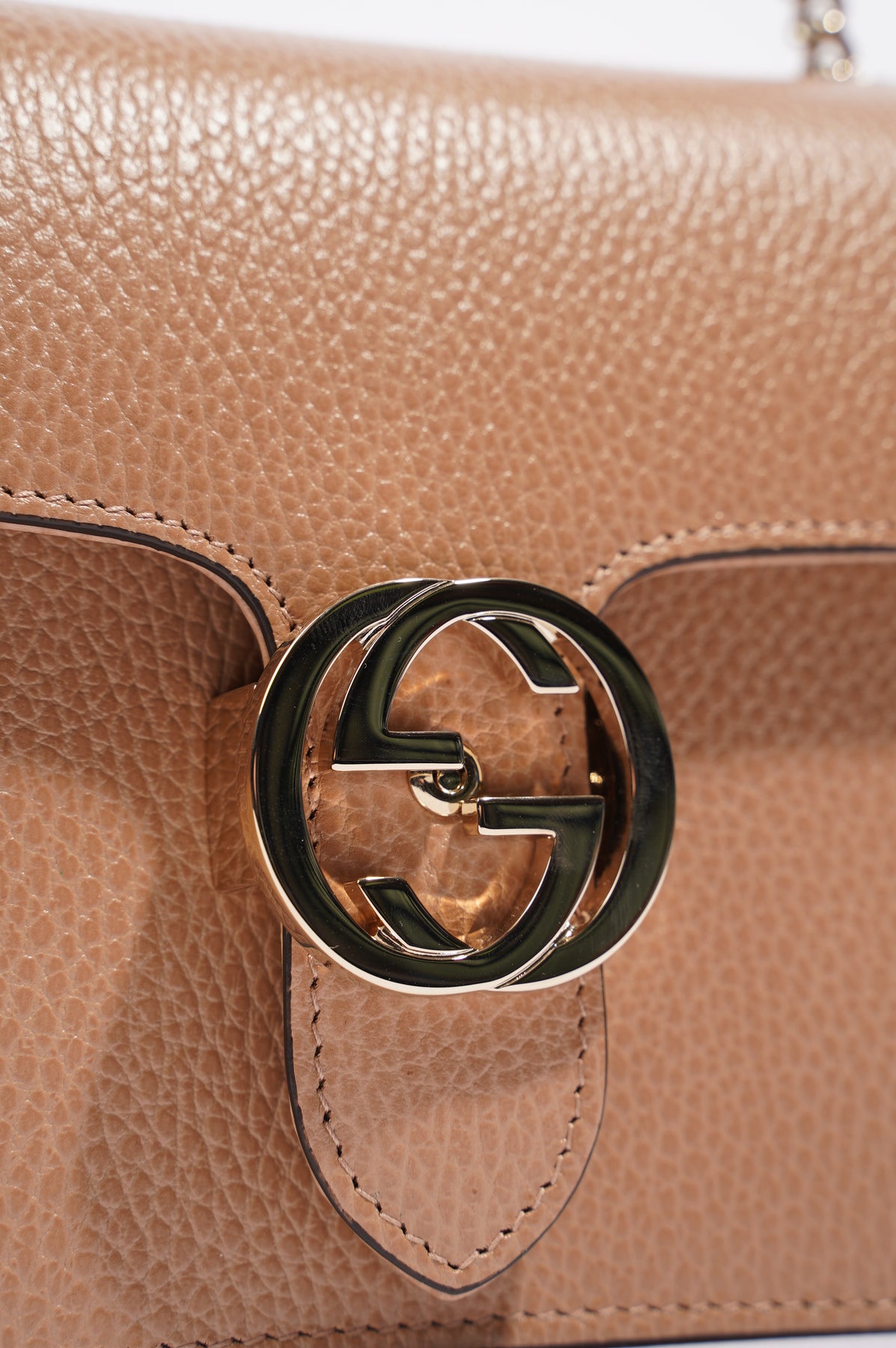 Interlocking leather crossbody bag Gucci Beige in Leather - 31127586