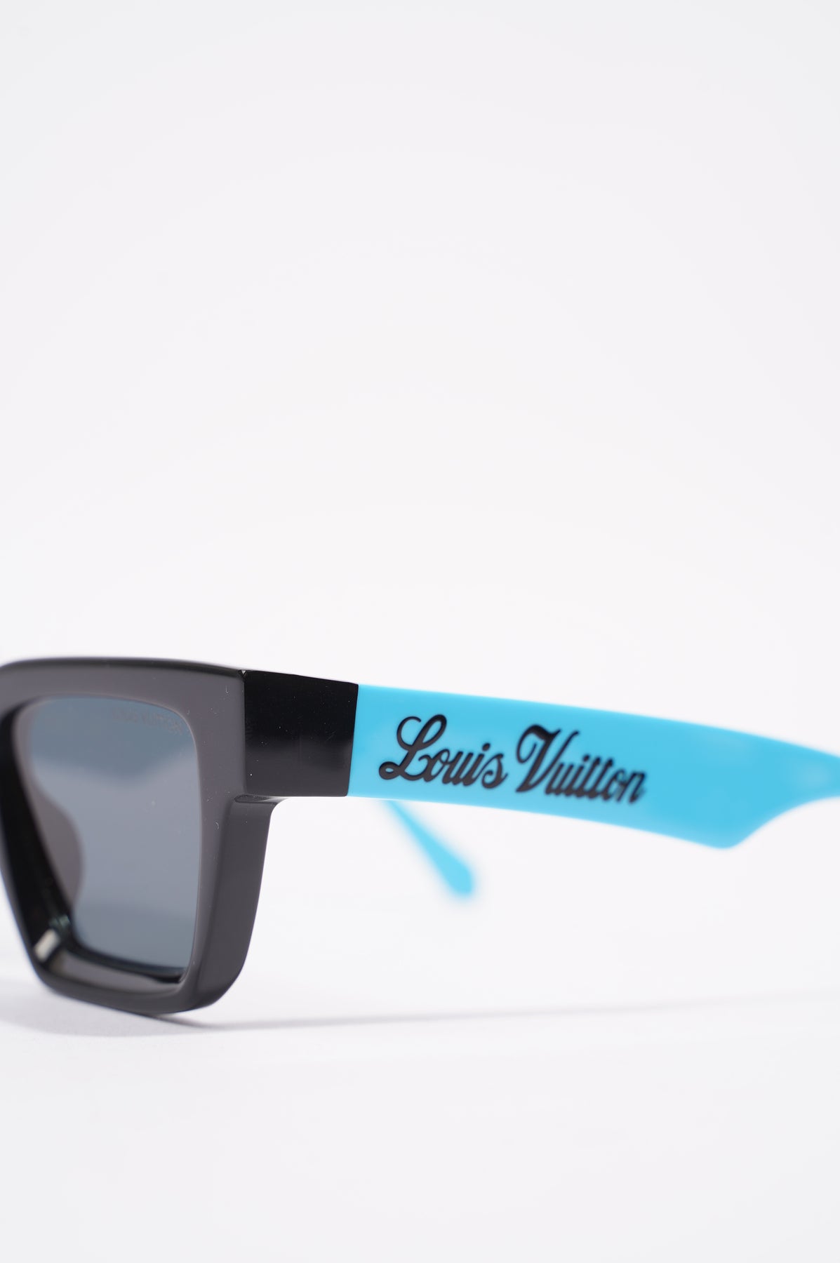 Louis Vuitton Men's LV Line Black U Sunglasses Z1205U – Luxuria & Co.