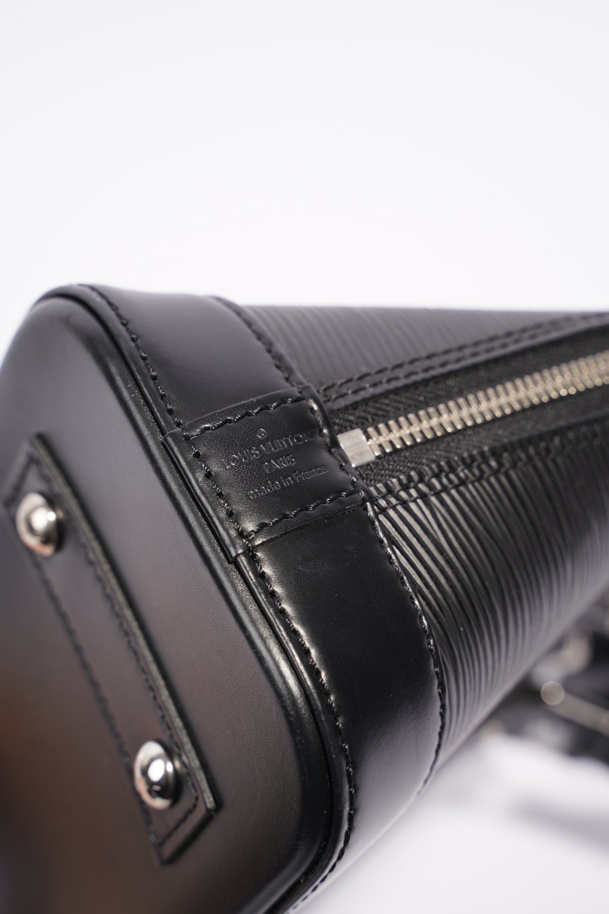 Alma bb leather handbag Louis Vuitton Black in Leather - 35325049