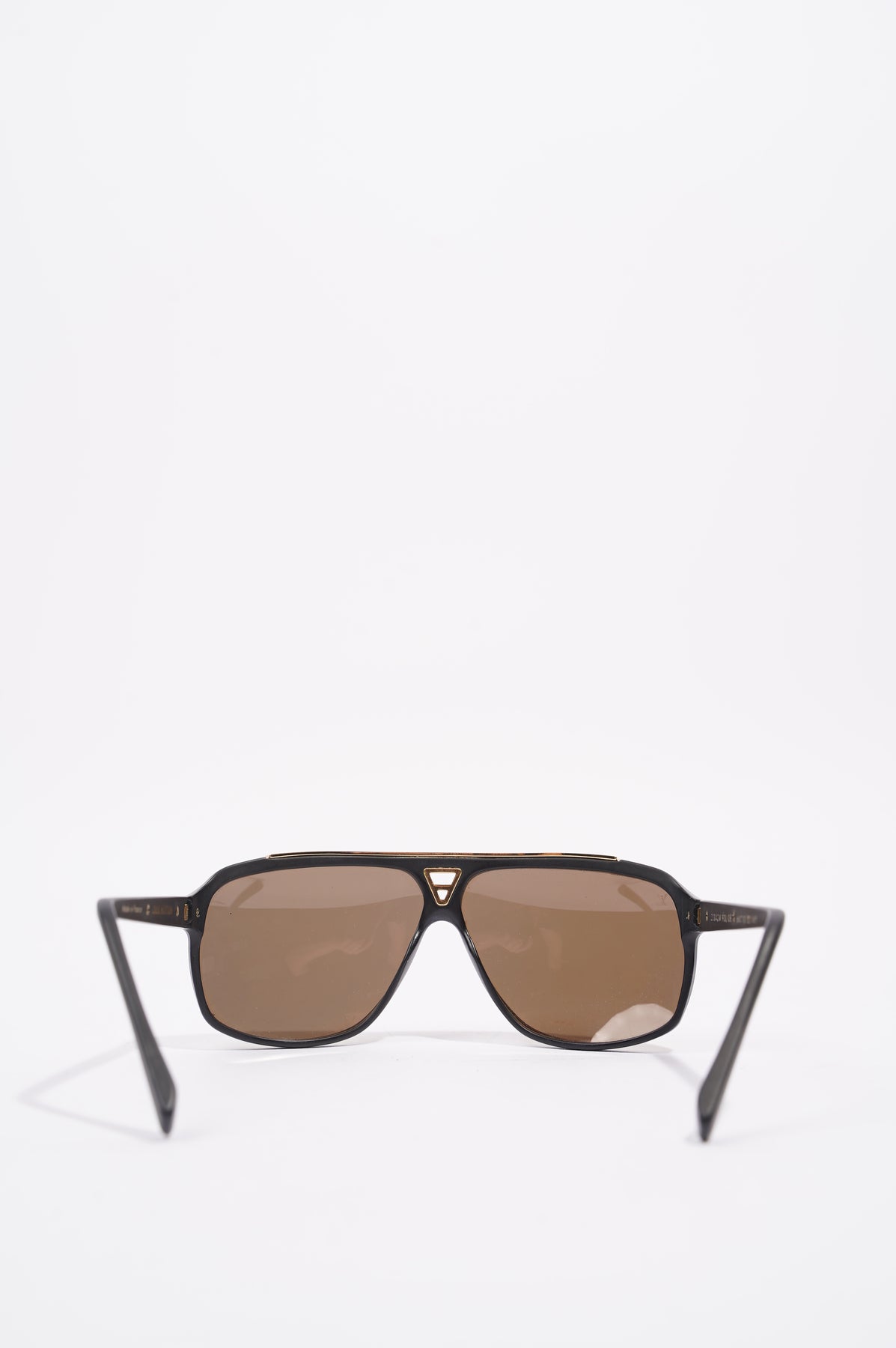 Louis Vuitton Black/Gold Evidence Aviator Sunglasses w. Box and Case For  Sale at 1stDibs