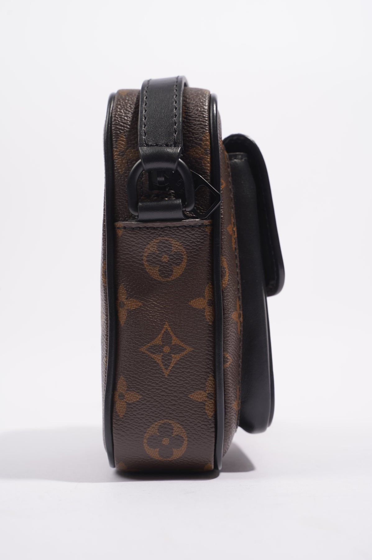 Louis Vuitton® Christopher Wearable Wallet  Messenger bag men, Louis  vuitton, Luxury wallet