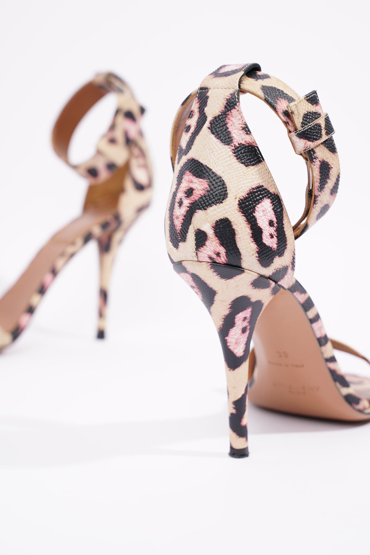 SELLING! Manolo Blahnik leopard print heels! Size 8.5! Condition: good :  r/luxurycollective
