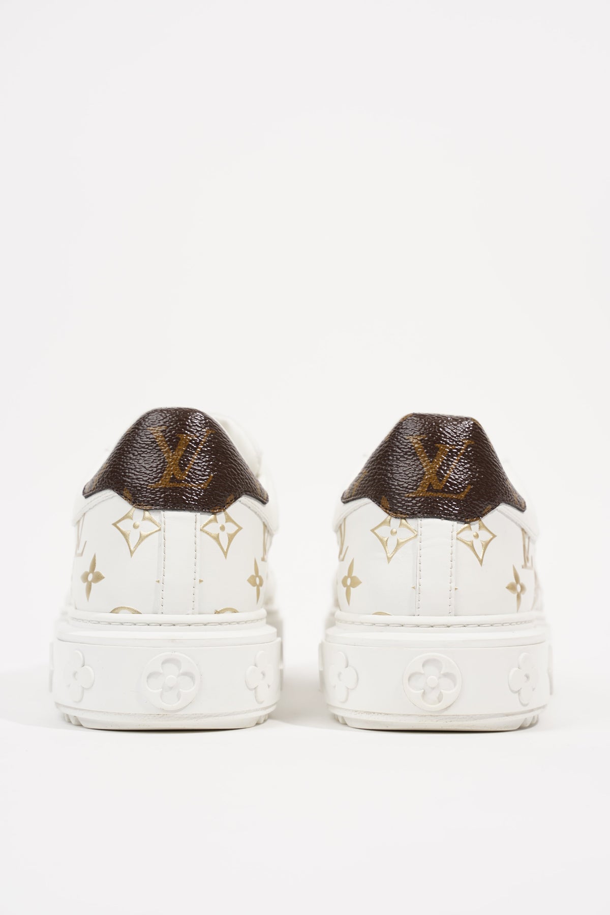 Time out leather trainers Louis Vuitton White size 39.5 EU in Leather -  26178101