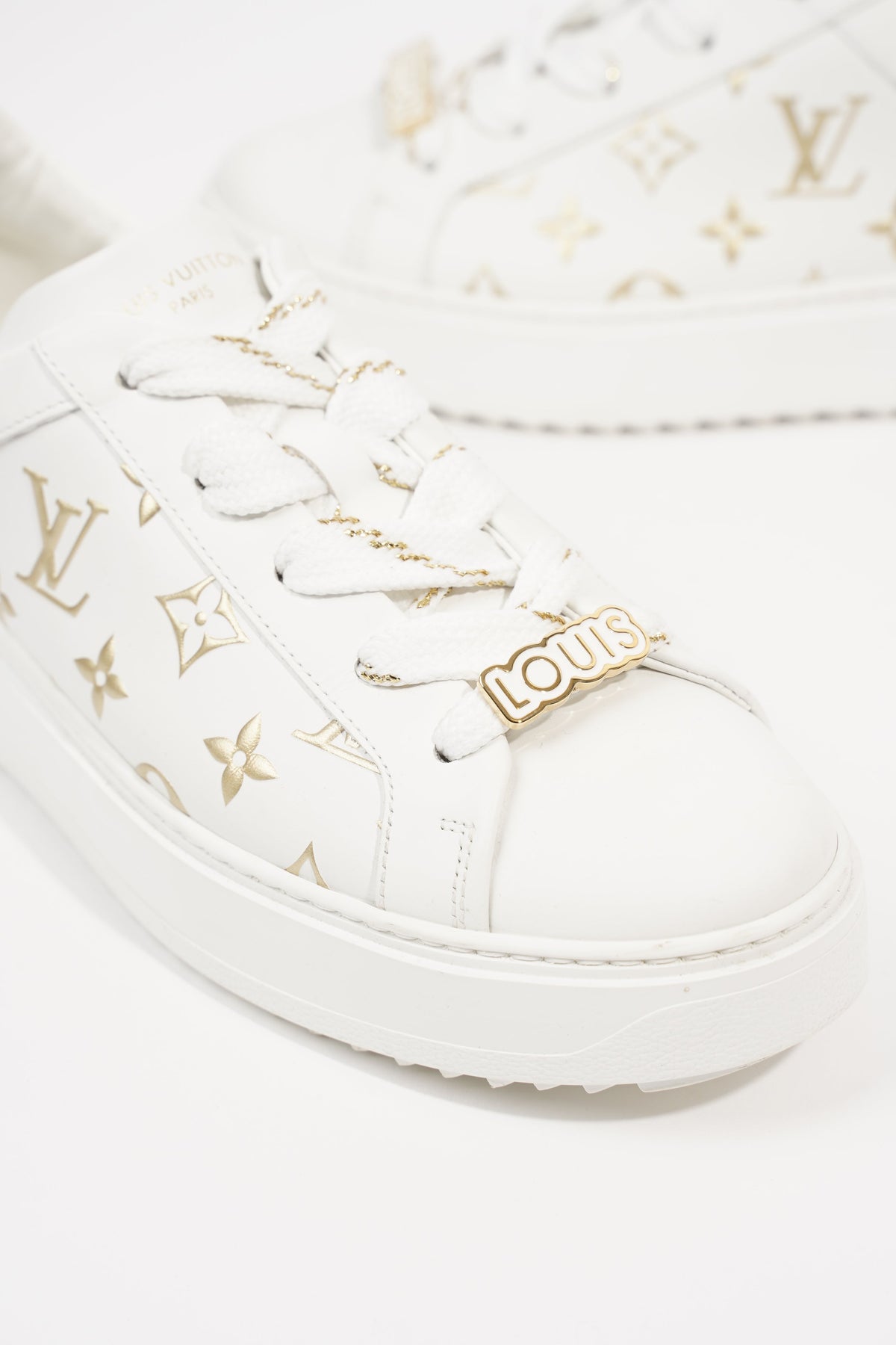 Time out leather trainers Louis Vuitton White size 39.5 EU in Leather -  26178101